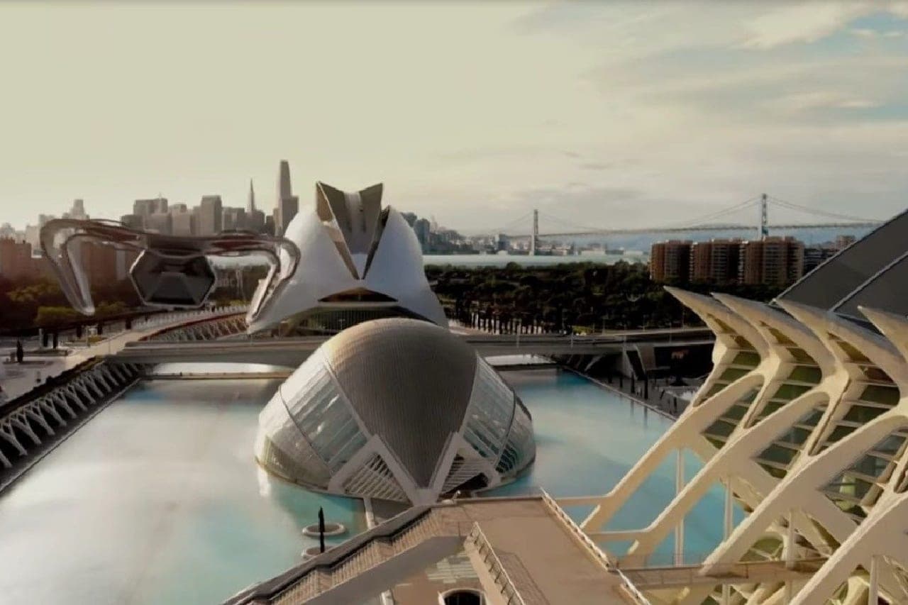 Fotograma de la serie Westworld con la Ciutat de les Arts i les Ciències de Valencia transformada en una ciudad futurista, con un perfil de rascacielos y un puente añadidos digitalmente al fondo.